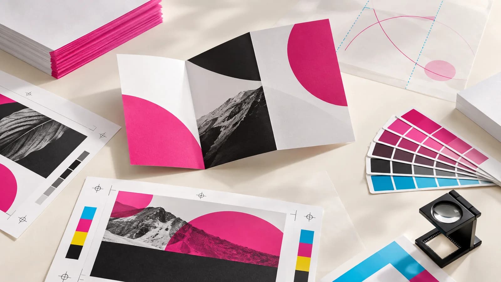 Ilustración conceptual de pruebas de impresión, muestras de color y un folleto